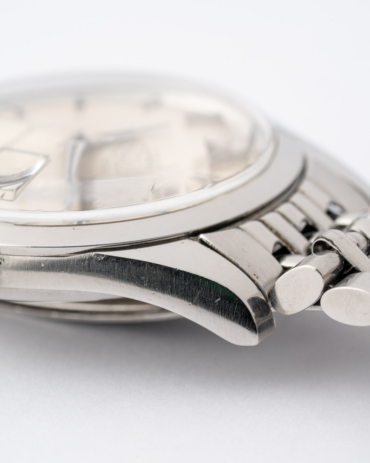 Vintage Omega Seamaster Chronometer date 166.010/168.024 from 1969 watch lug and bezel