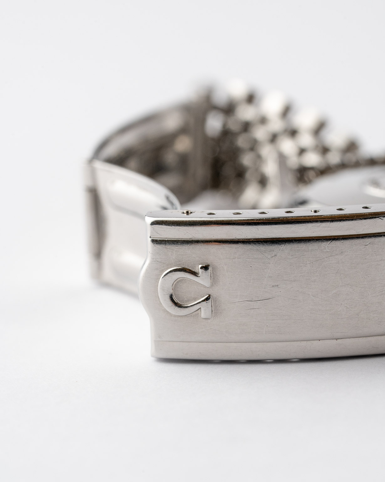 Vintage Omega Seamaster Chronometer date 166.010/168.024 from 1969 watch clasp logo