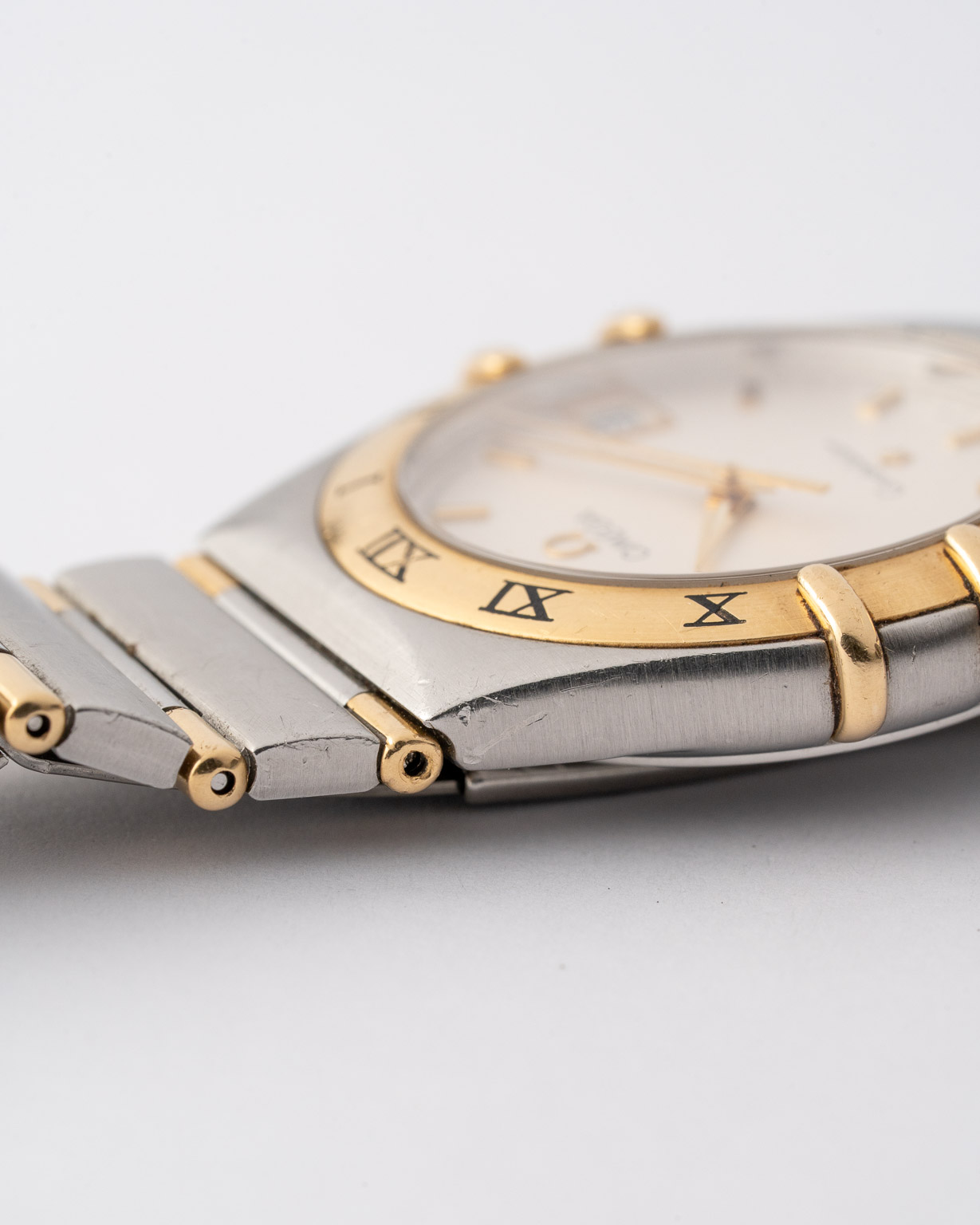 Vintage Omega Constellation Manhattan quartz for Ladies with honeycomb dial 13123000 from 2002 watch dial side