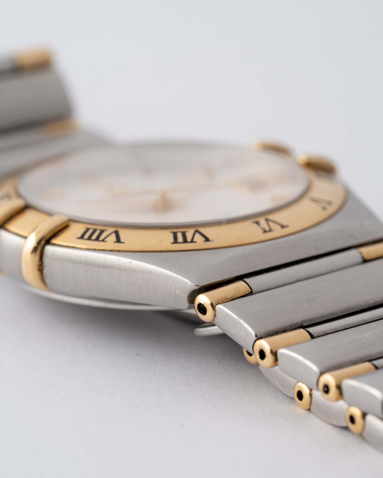 Vintage Omega Constellation Manhattan quartz for Ladies with honeycomb dial 13123000 from 2002 watch dial bracelet