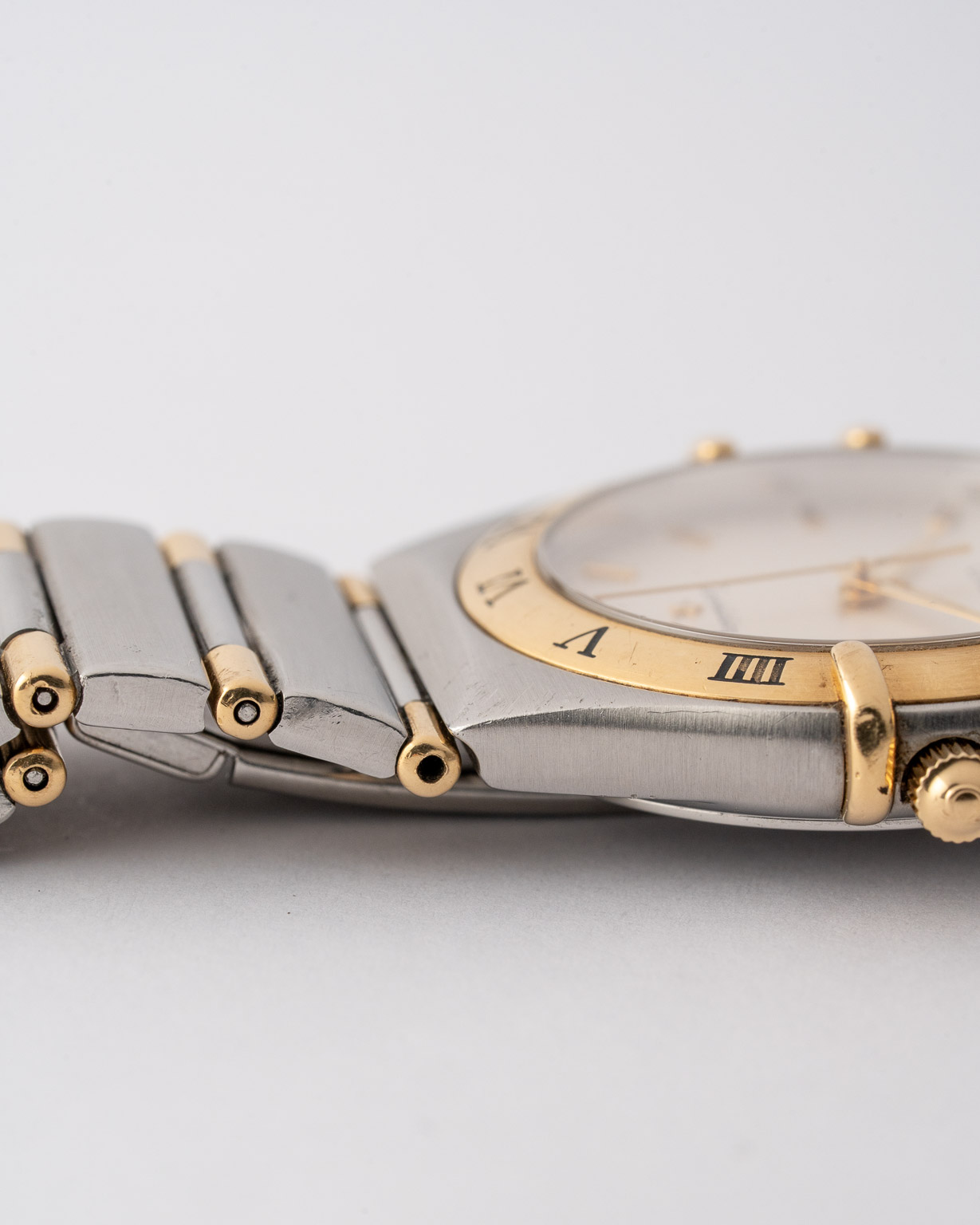 Vintage Omega Constellation Manhattan quartz for Ladies with honeycomb dial 13123000 from 2002 watch dial case