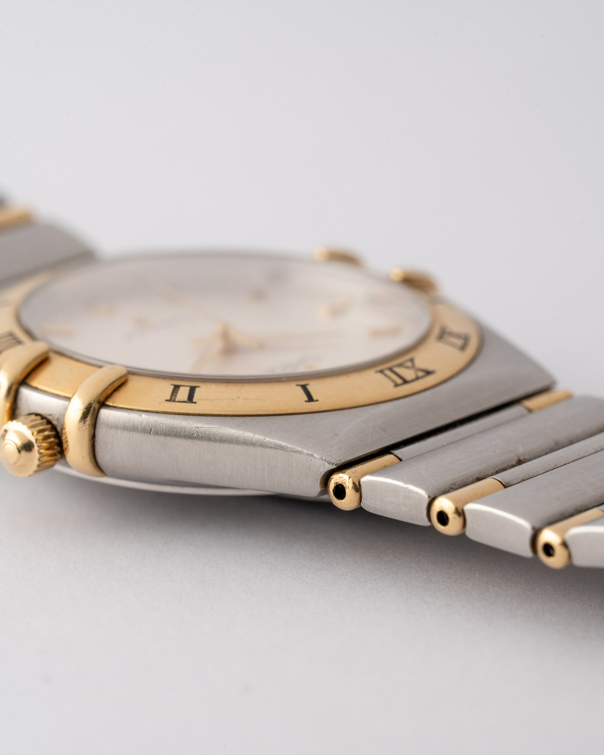 Vintage Omega Constellation Manhattan quartz for Ladies with honeycomb dial 13123000 from 2002 watch dial lug