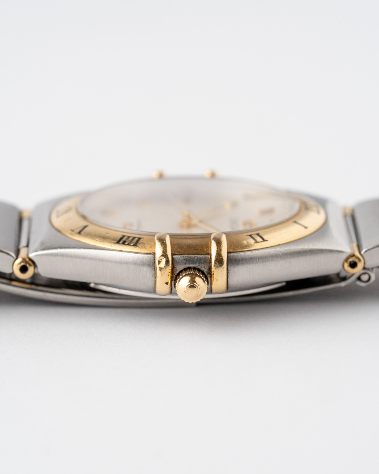 Vintage Omega Constellation Manhattan quartz for Ladies with honeycomb dial 13123000 from 2002 watch dial crown