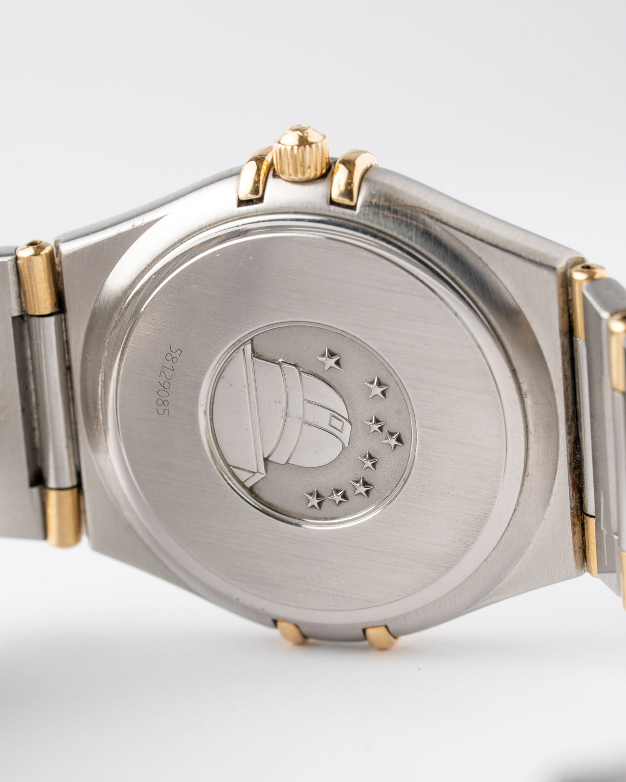 Vintage Omega Constellation Manhattan quartz for Ladies with honeycomb dial 13123000 from 2002 watch dial caseback