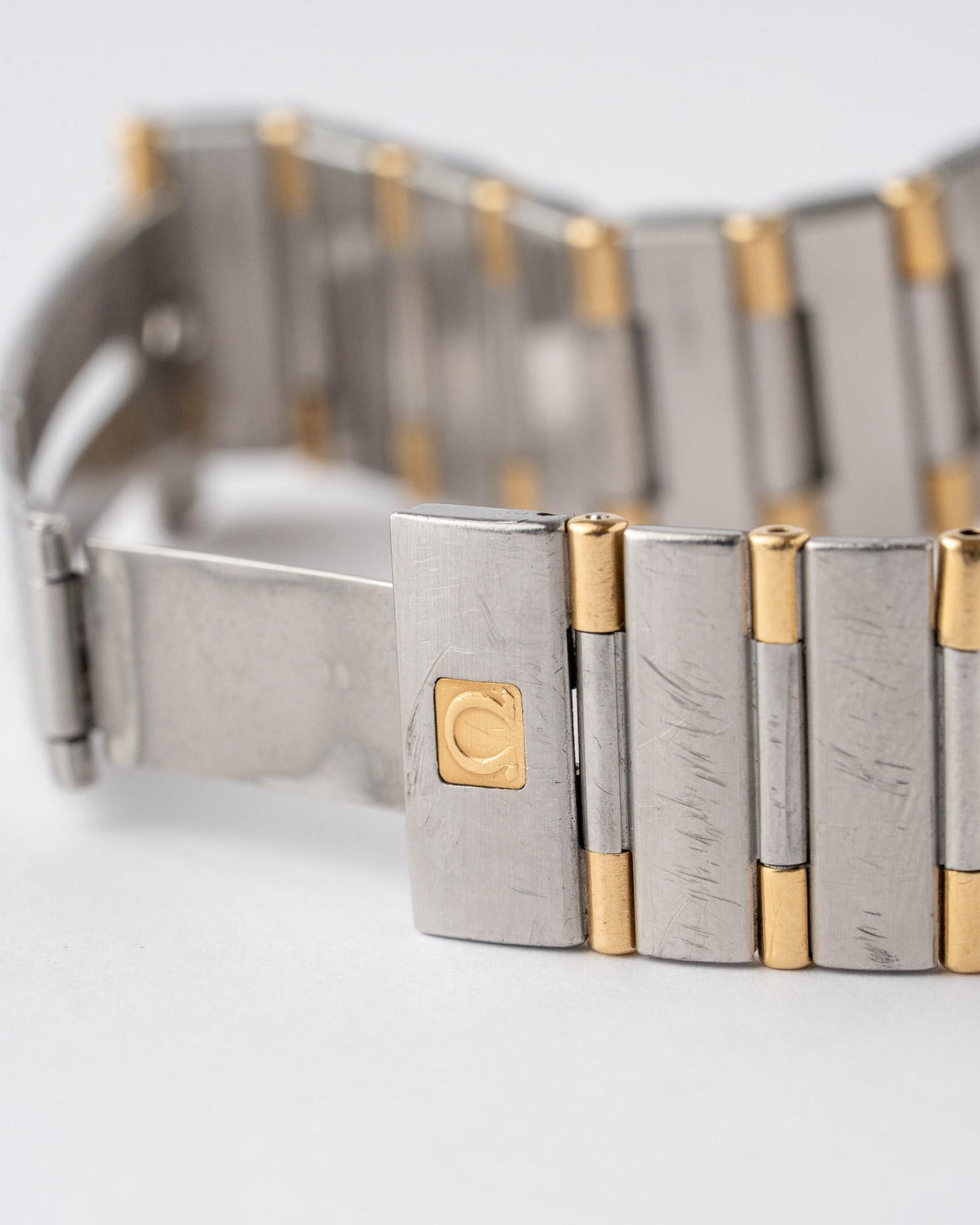 Vintage Omega Constellation Manhattan quartz for Ladies with honeycomb dial 13123000 from 2002 watch dial clasp