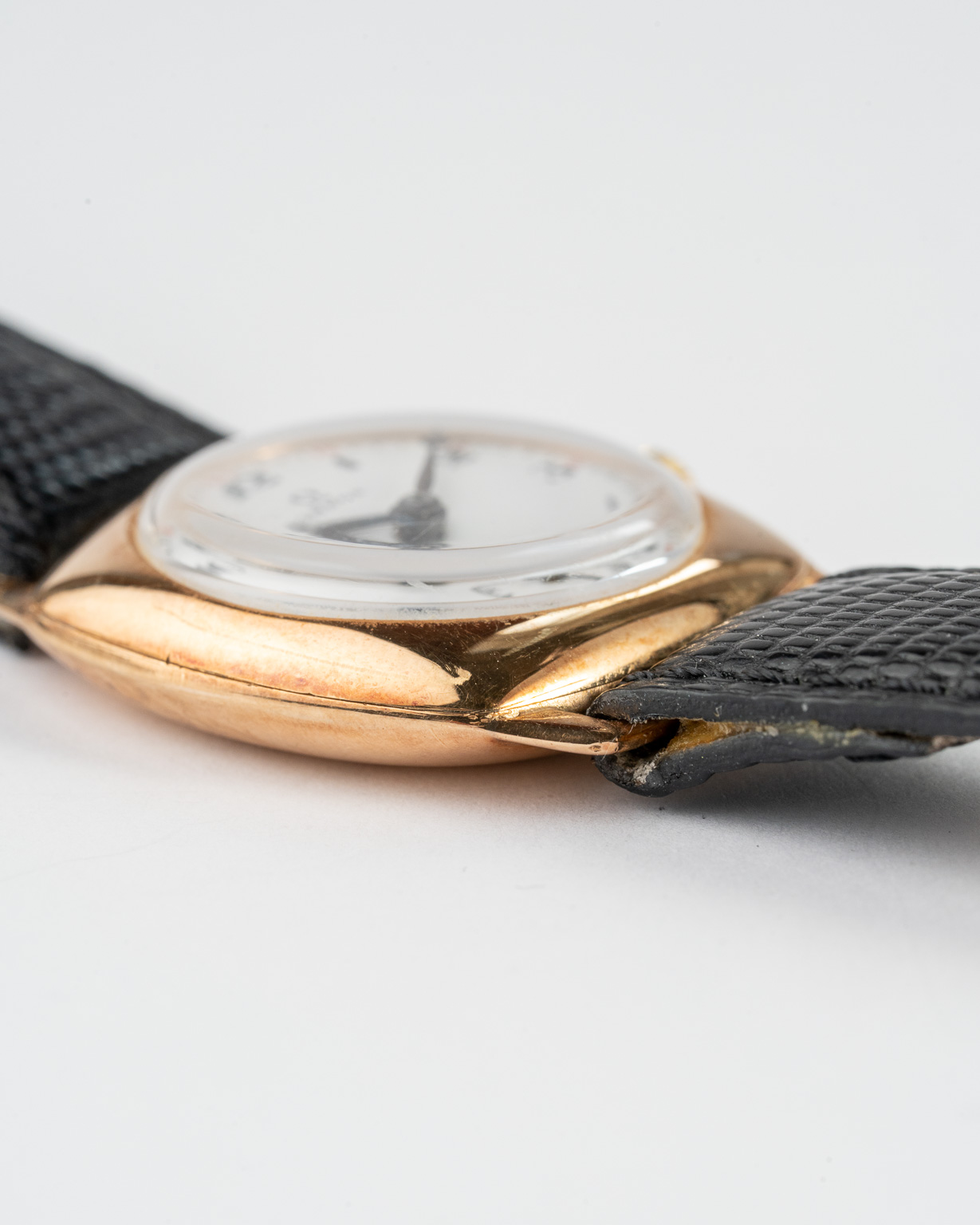 Vintage Omega 14k gold Cushion case with Porcelain dial from 1920s lug 2