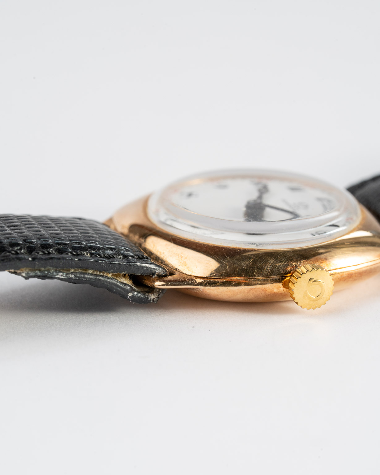 Vintage Omega 14k gold Cushion case with Porcelain dial from 1920s crown