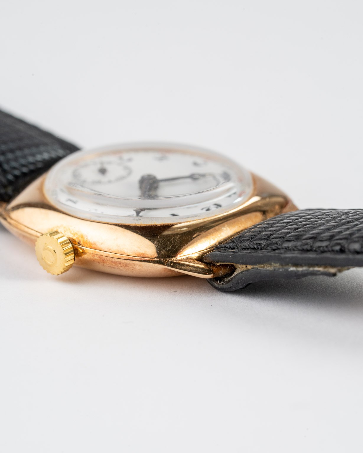 Vintage Omega 14k gold Cushion case with Porcelain dial from 1920s case