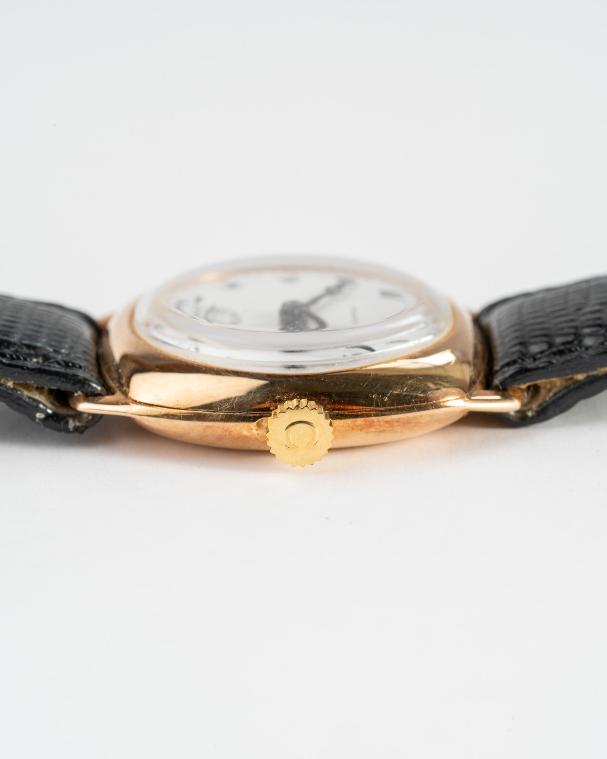 Vintage Omega 14k gold Cushion case with Porcelain dial from 1920s crown