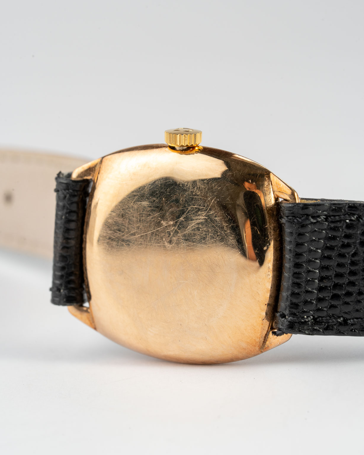 Vintage Omega 14k gold Cushion case with Porcelain dial from 1920s caseback