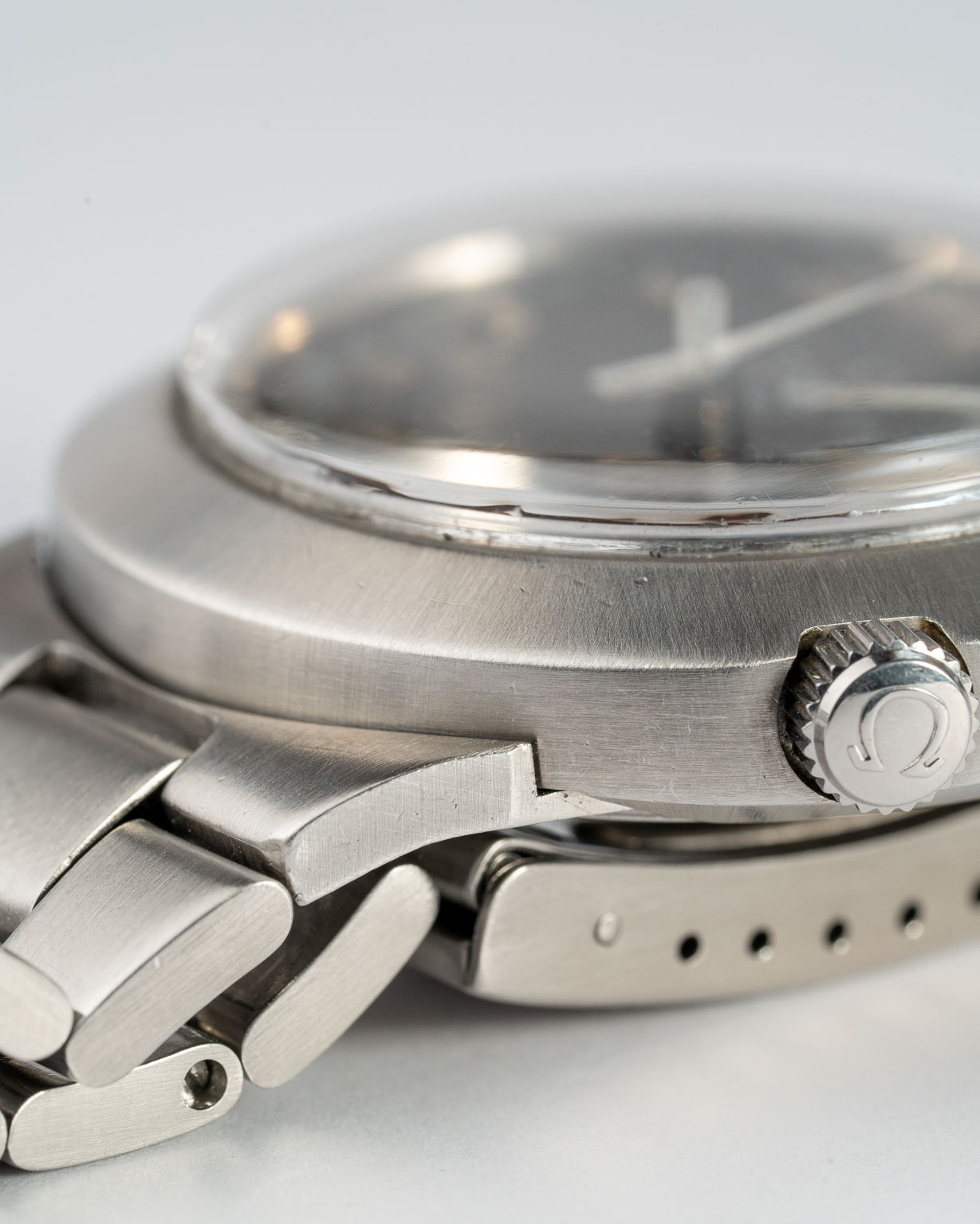 Vintage Omega Genéve Racing Jumbo Chronostop 146.012 from 1970s lug 2