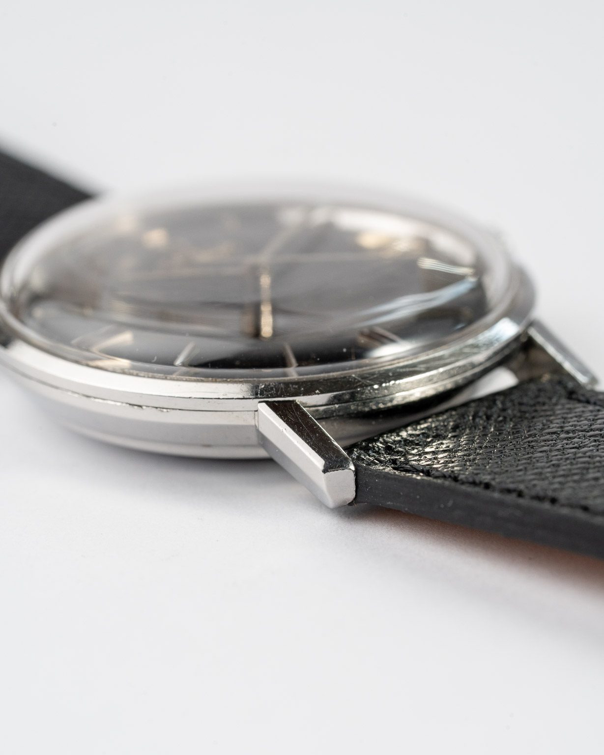 Vintage Omega Seamaster De Ville black gilt dial in stainless steel "Mad Men" 166.020 from 1960s lug 2