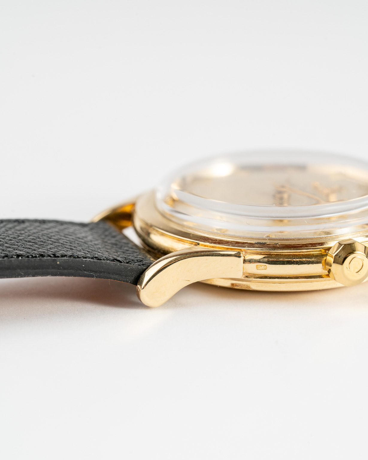 Vintage Omega Constellation 18k gold with arrowhead markers 2652SC from 1952 lug 3