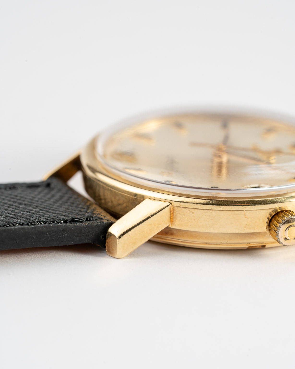 Vintage Omega Constellation 14k Gold with a white dial 168.018 from 1967 lug 3