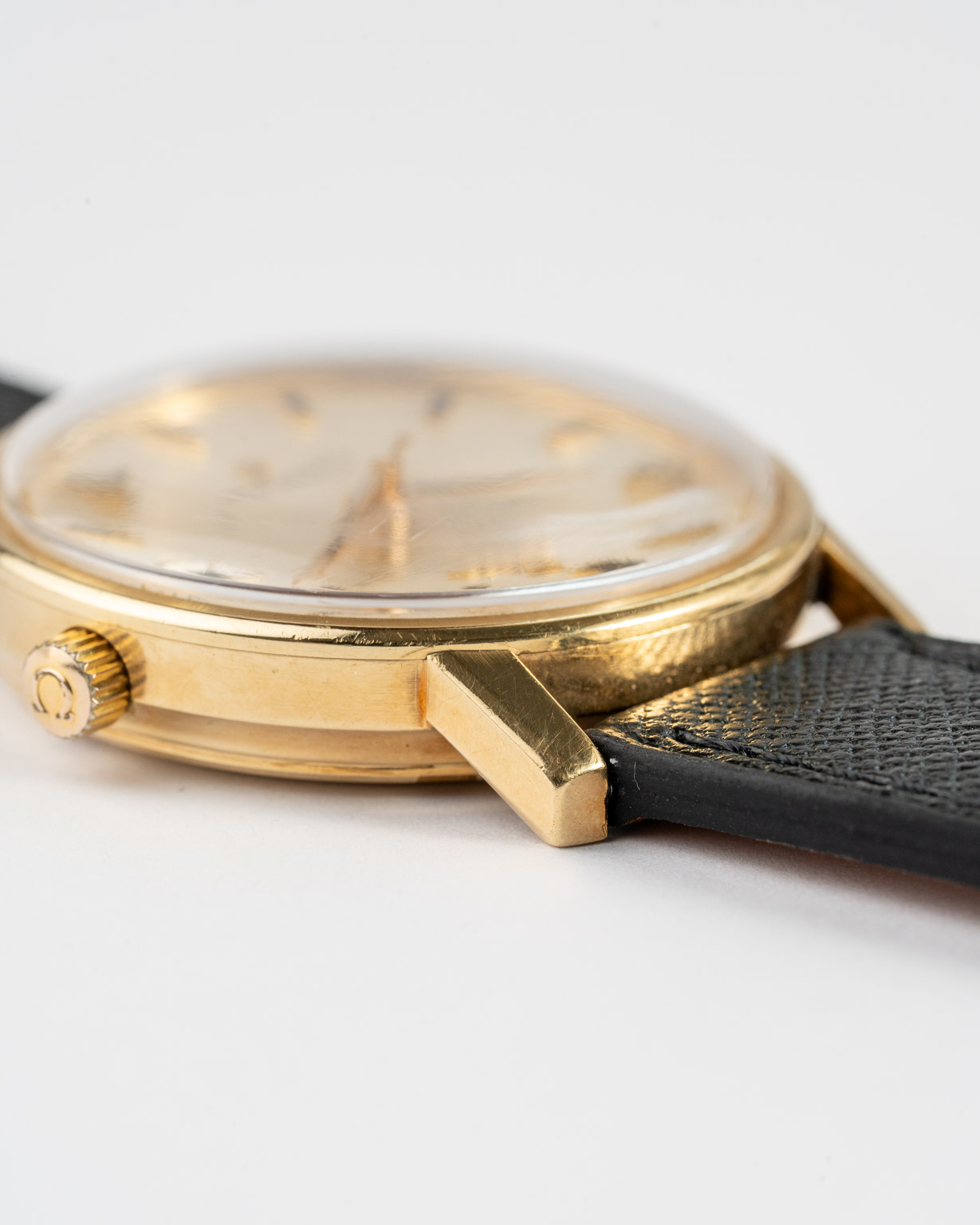 Vintage Omega Constellation 14k Gold with a white dial 168.018 from 1967 lug 4