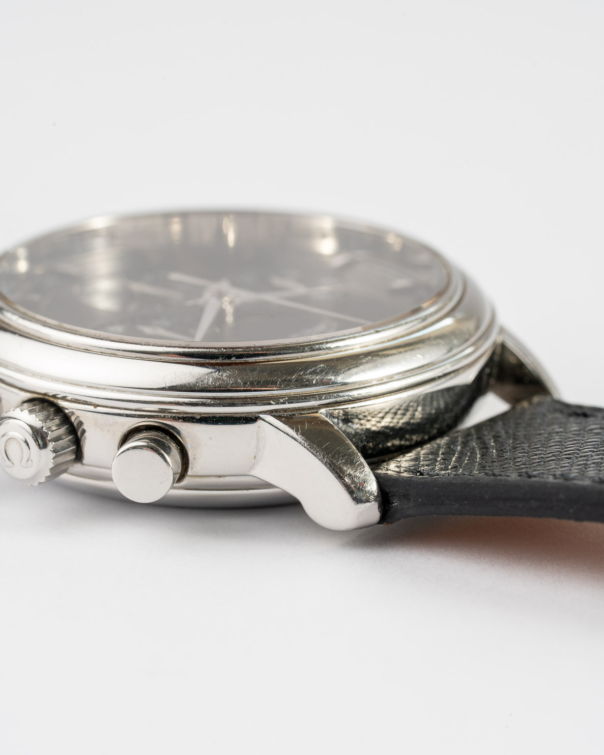 Vintage Omega De Ville Chronograph with black dial in stainless steel Cal 861 reference 4840 from 1995 lug 3