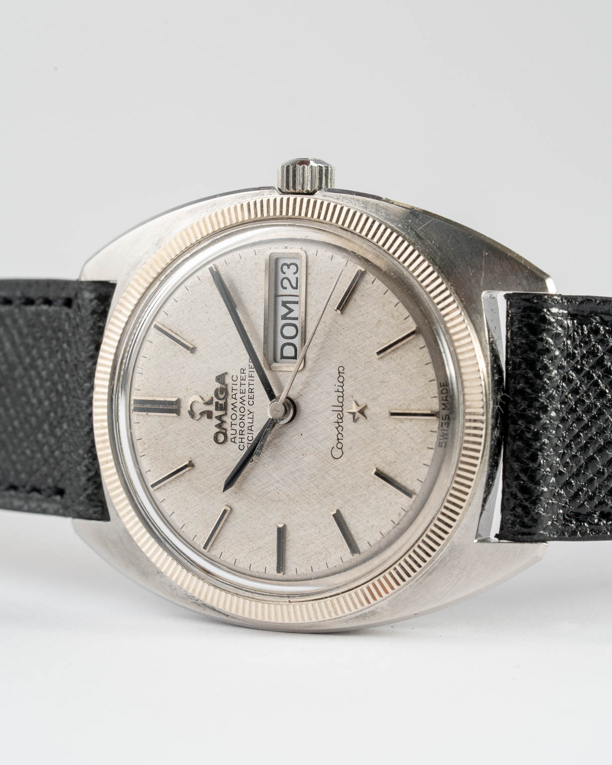 Vintage Omega Constellation C-shape grey linen dial with white gold fluted bezel 168.029 from 1969 laying watch