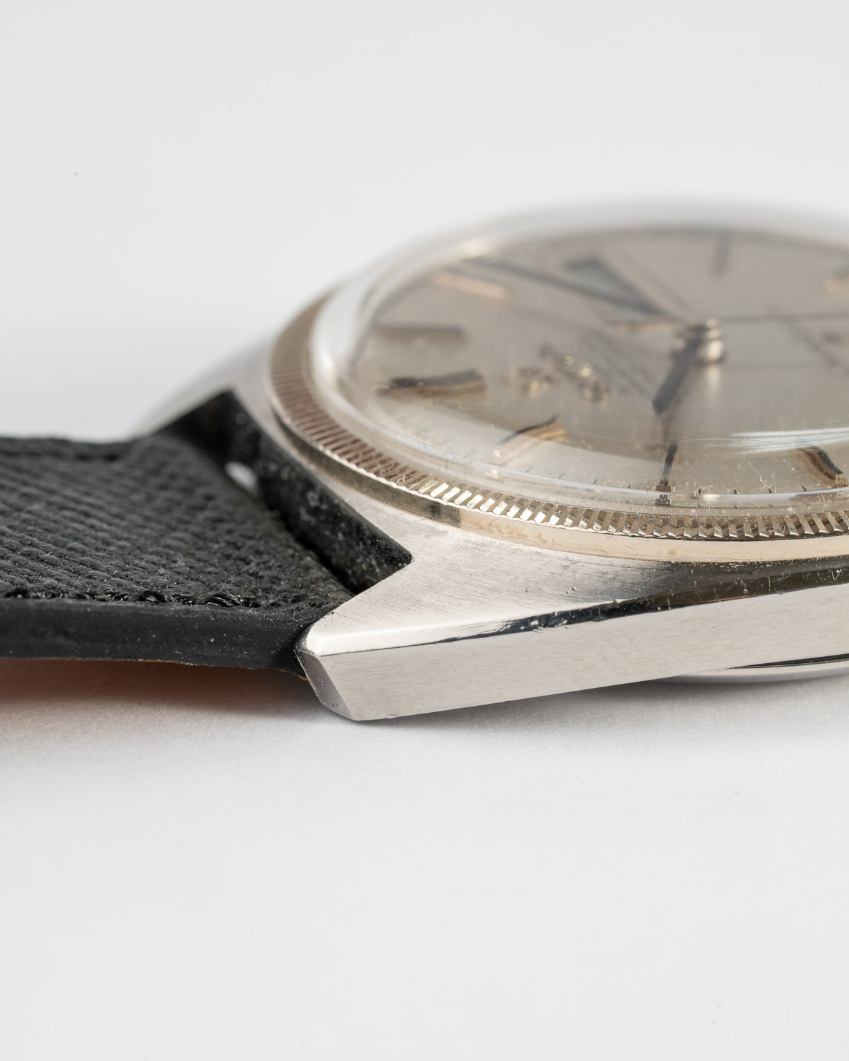 Vintage Omega Constellation C-shape grey linen dial with white gold fluted bezel 168.029 from 1969 lug