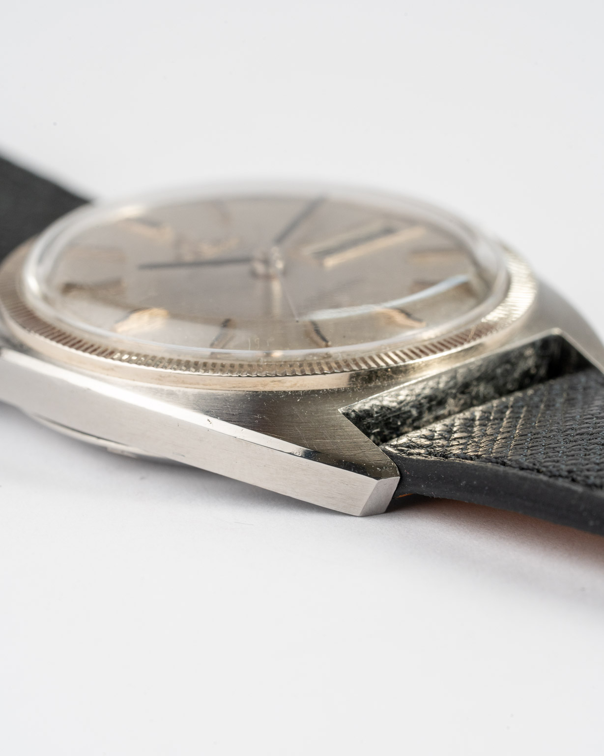 Vintage Omega Constellation C-shape grey linen dial with white gold fluted bezel 168.029 from 1969 lug 2