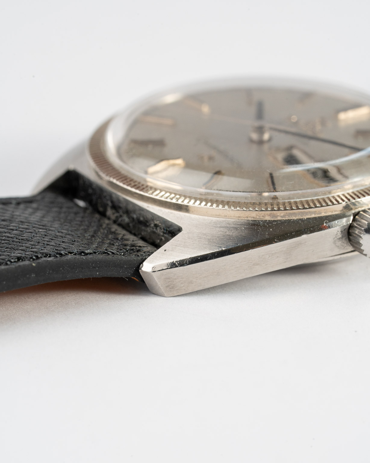 Vintage Omega Constellation C-shape grey linen dial with white gold fluted bezel 168.029 from 1969 lug 3