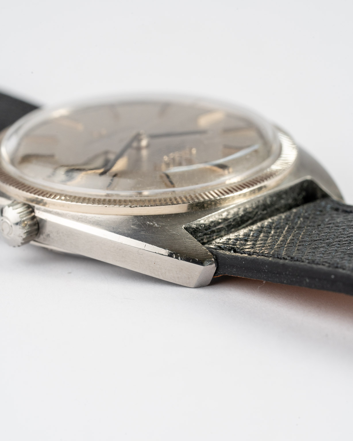 Vintage Omega Constellation C-shape grey linen dial with white gold fluted bezel 168.029 from 1969 lug 4