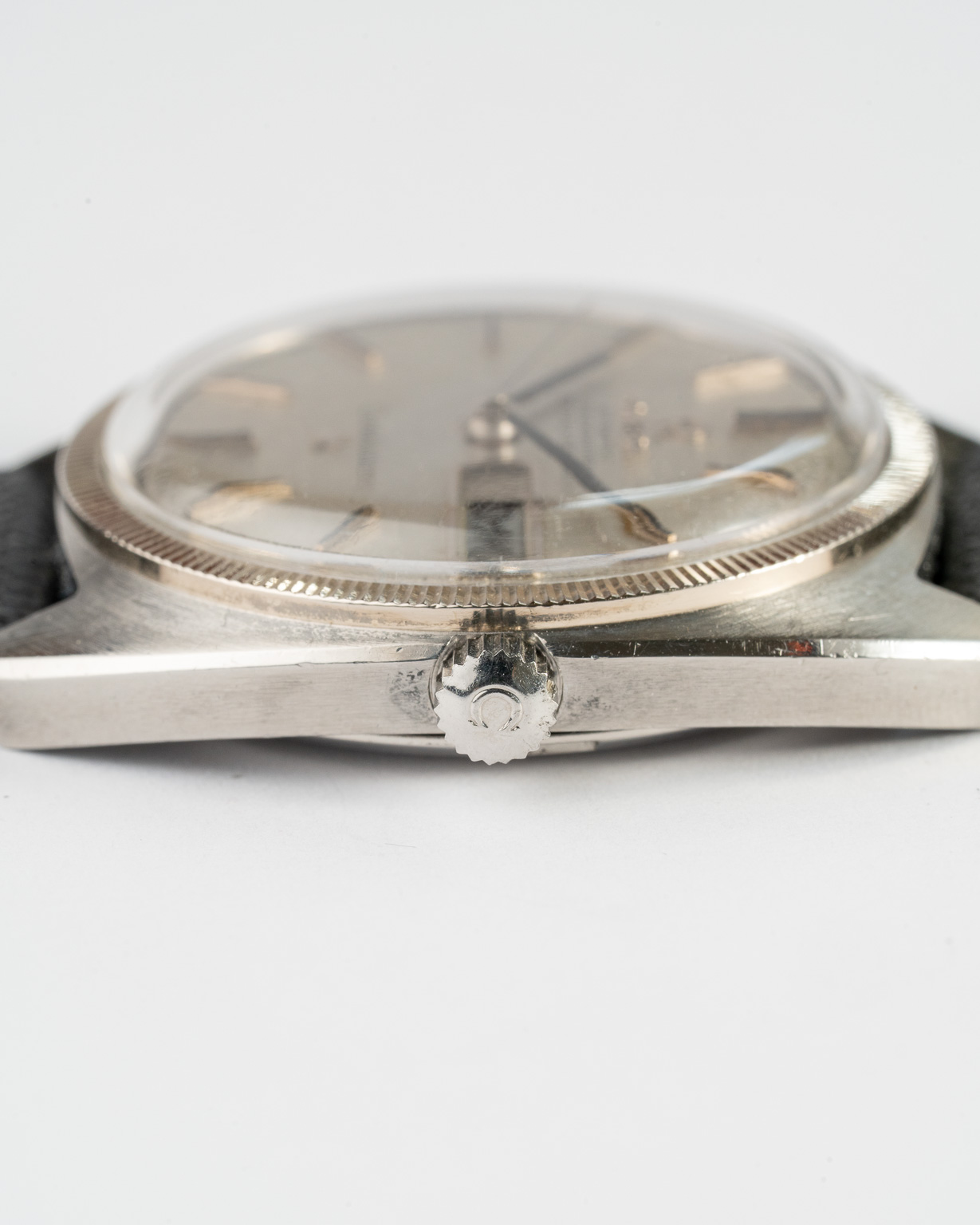 Vintage Omega Constellation C-shape grey linen dial with white gold fluted bezel 168.029 from 1969 crown