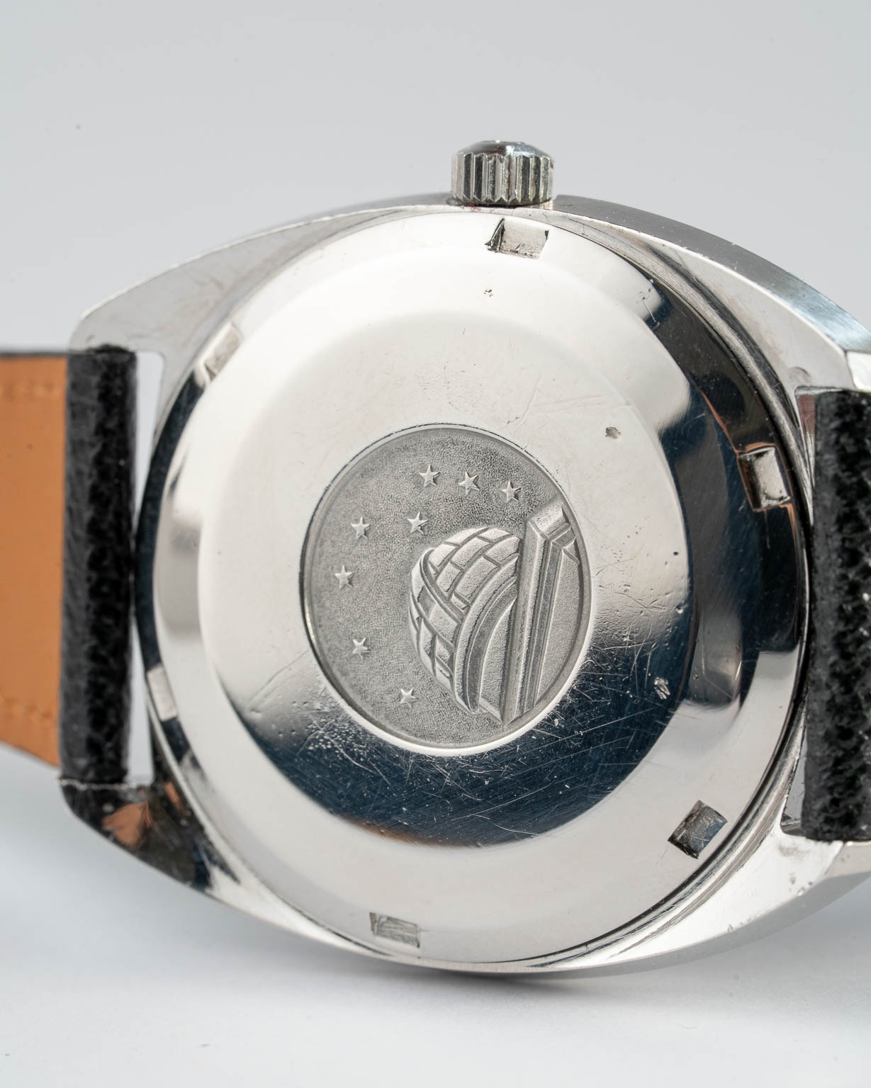 Vintage Omega Constellation C-shape grey linen dial with white gold fluted bezel 168.029 from 1969 caseback