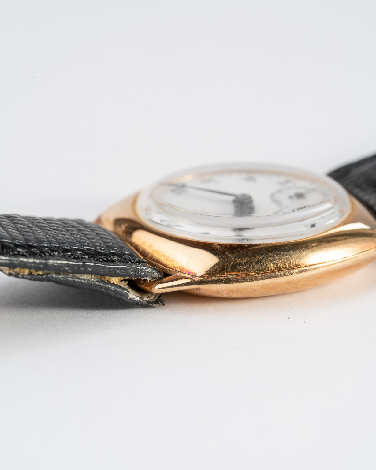 Vintage Omega 14k gold Cushion case with Porcelain dial from 1920s case side