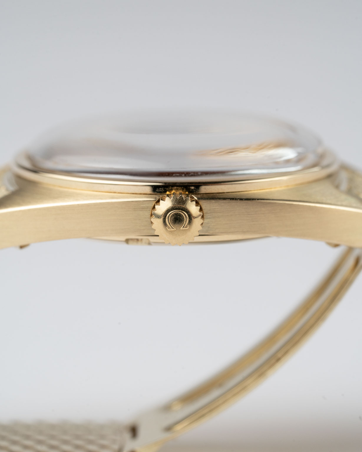 Vintage Omega Constellation C-shape date 14k Yellow Gold with Yellow Gold Bracelet 168.009 from 1966 crown