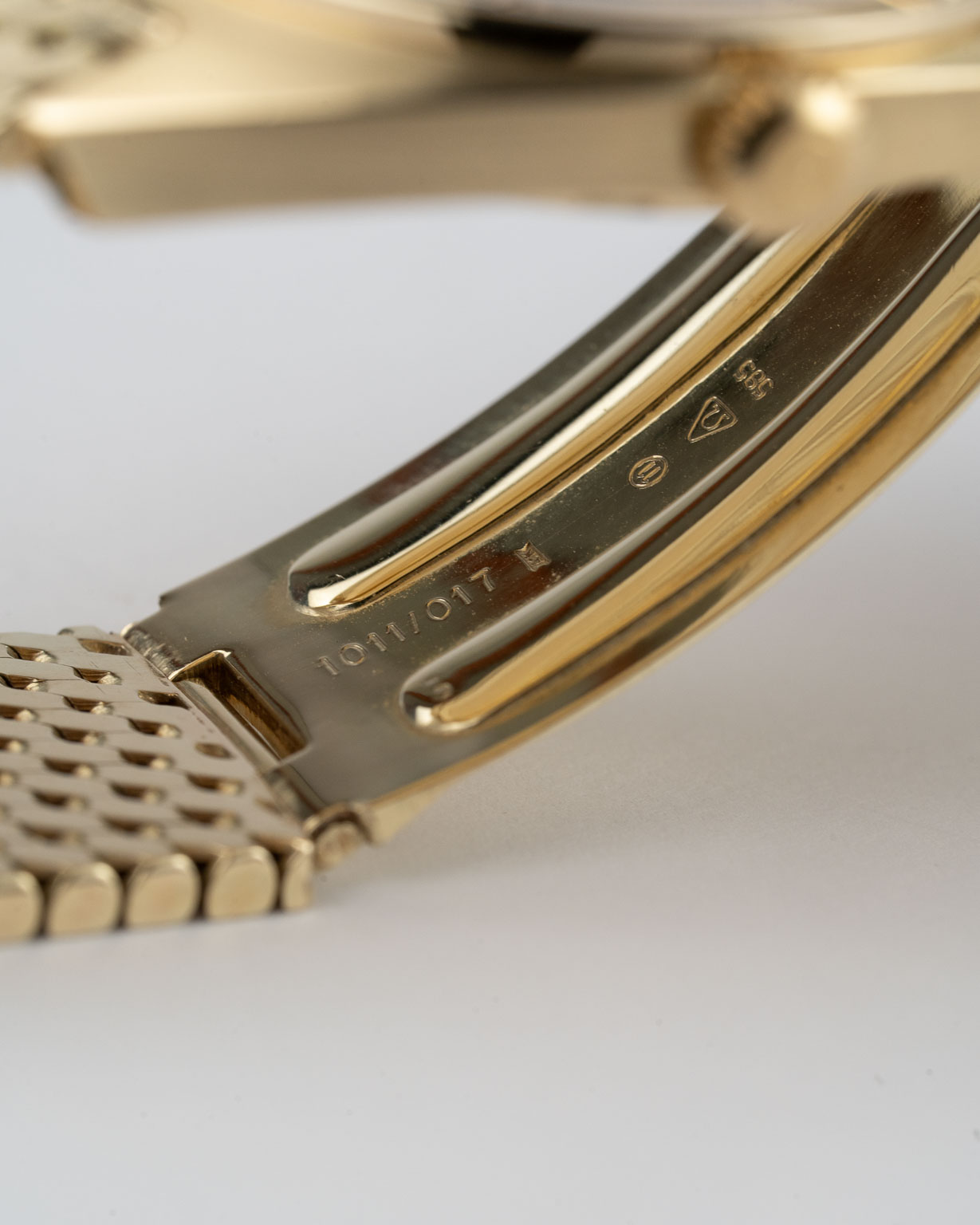 Vintage Omega Constellation C-shape date 14k Yellow Gold with Yellow Gold Bracelet 168.009 from 1966 inside clasp