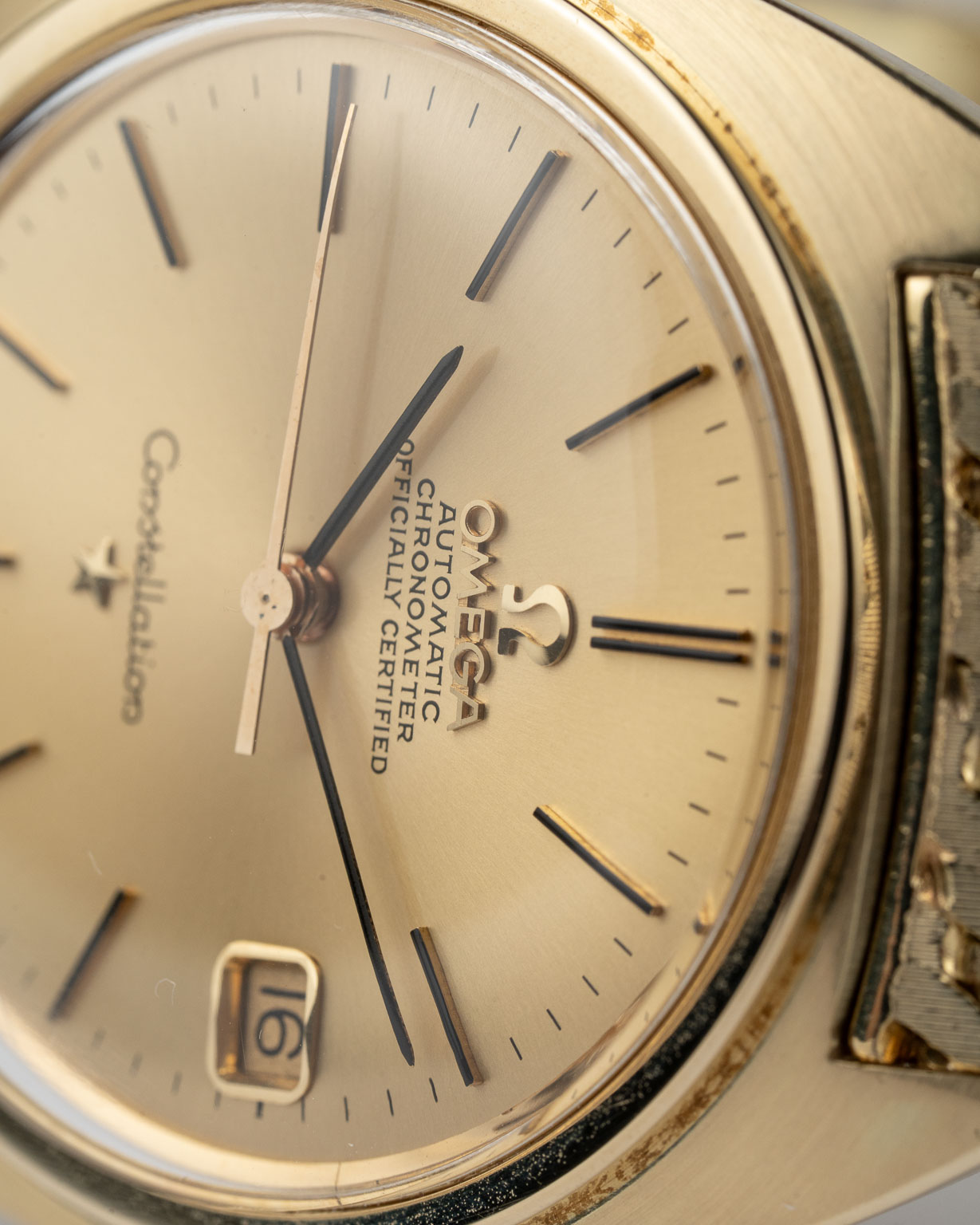 Vintage Omega Constellation C-shape date 14k Yellow Gold with Yellow Gold Bracelet 168.009 from 1966 dial closeup