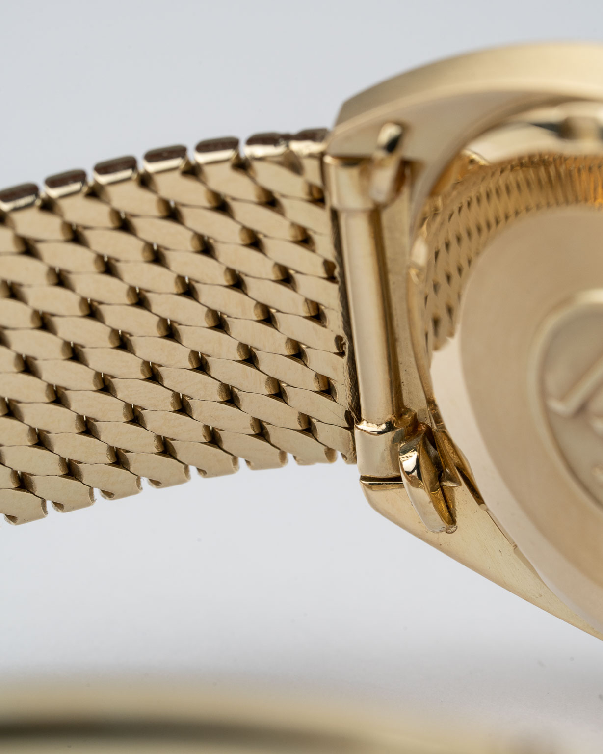 Vintage Omega Constellation C-shape date 14k Yellow Gold with Yellow Gold Bracelet 168.009 from 1966 bracelet closeup