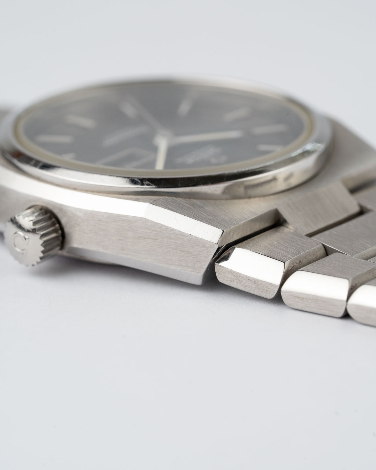 Vintage Omega Seamaster Cosmic Day Date with blue dial NOS 166.0196 from 1970s lug 2