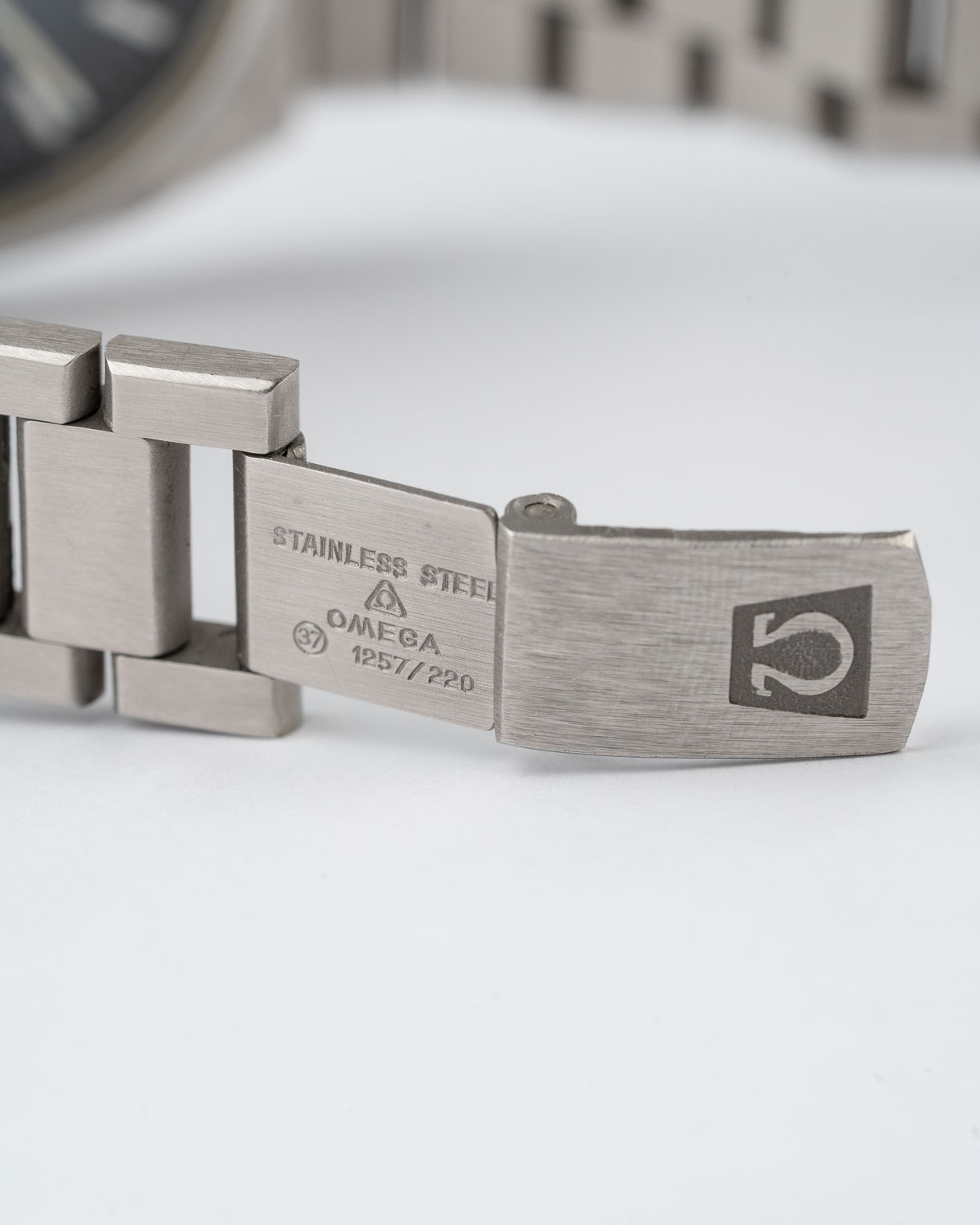 Vintage Omega Seamaster Cosmic Day Date with blue dial NOS 166.0196 from 1970s clasp