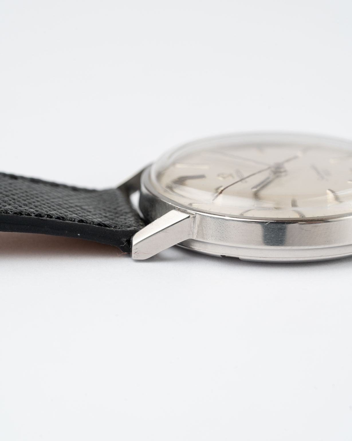 Vintage Omega Seamaster 600 with white dial 136.011 from 1966 side