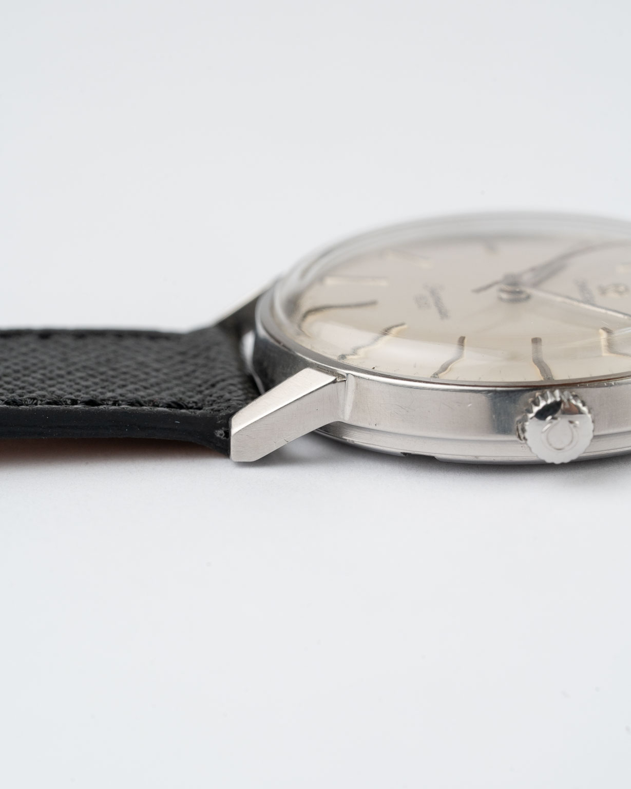 Vintage Omega Seamaster 600 with white dial 136.011 from 1966 lug 2