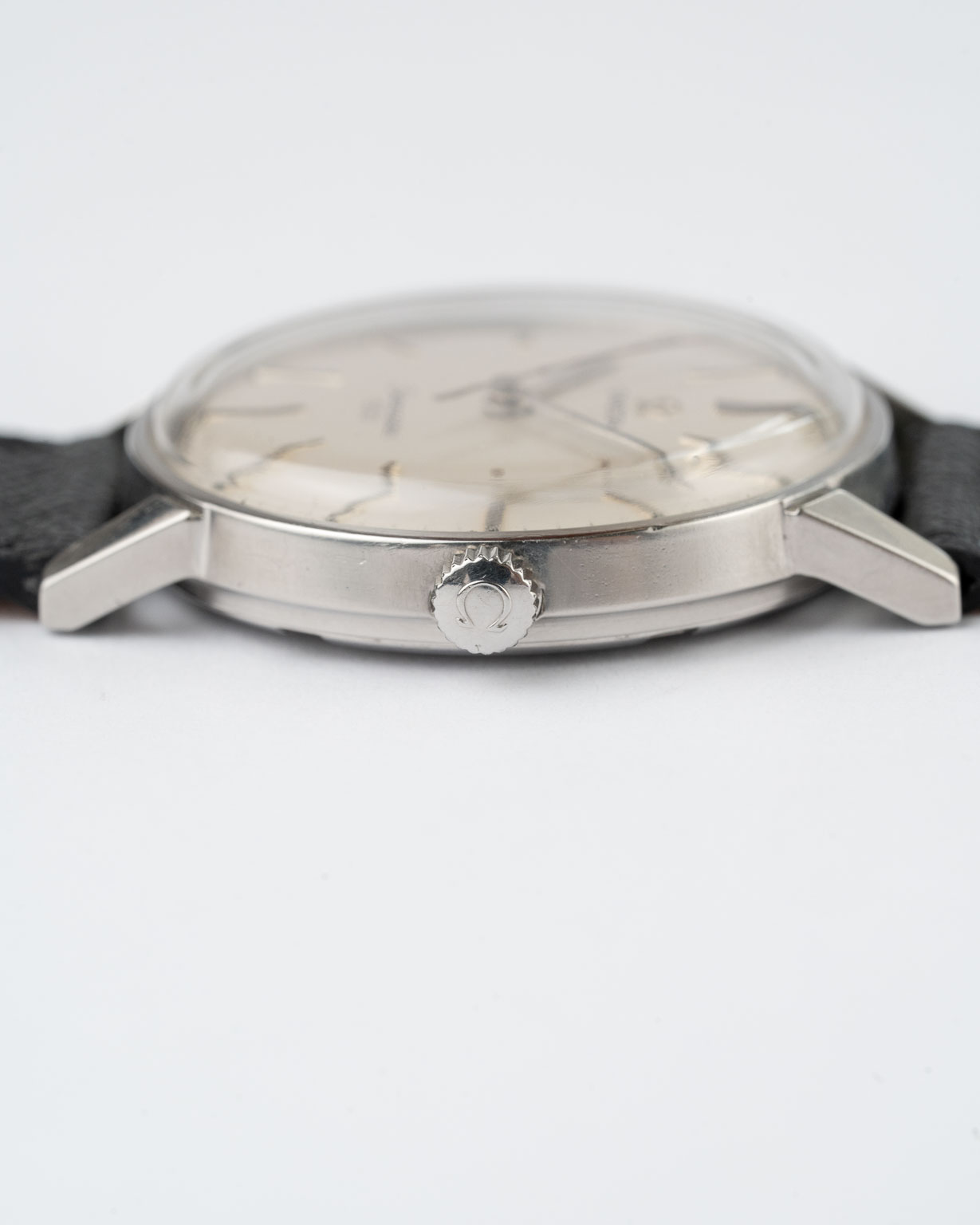 Vintage Omega Seamaster 600 with white dial 136.011 from 1966 crown