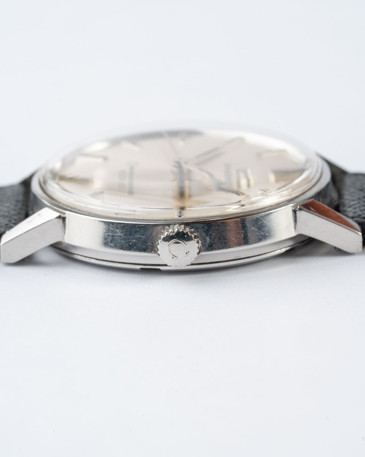 Vintage Omega Seamaster 600 with white dial 135.011 from 1965 watch crown