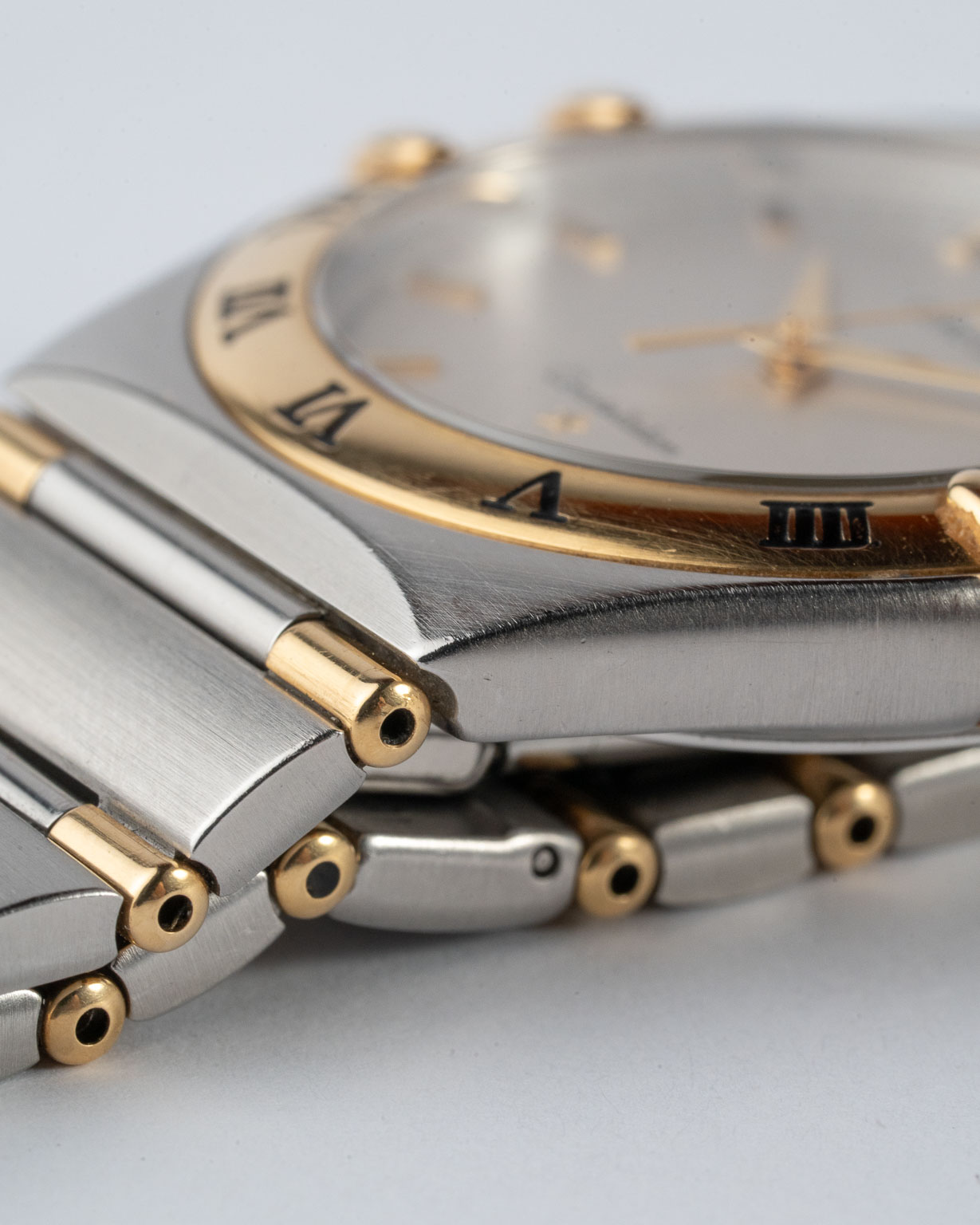 Vintage Omega Constellation Manhattan Two-Tone quartz with honeycomb dial 396.1201 from 1998 watch bezel