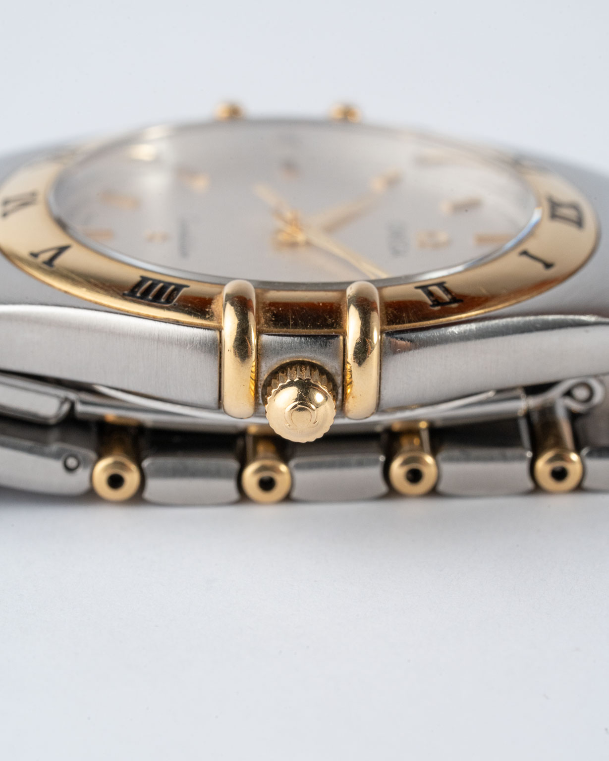 Vintage Omega Constellation Manhattan Two-Tone quartz with honeycomb dial 396.1201 from 1998 watch crown