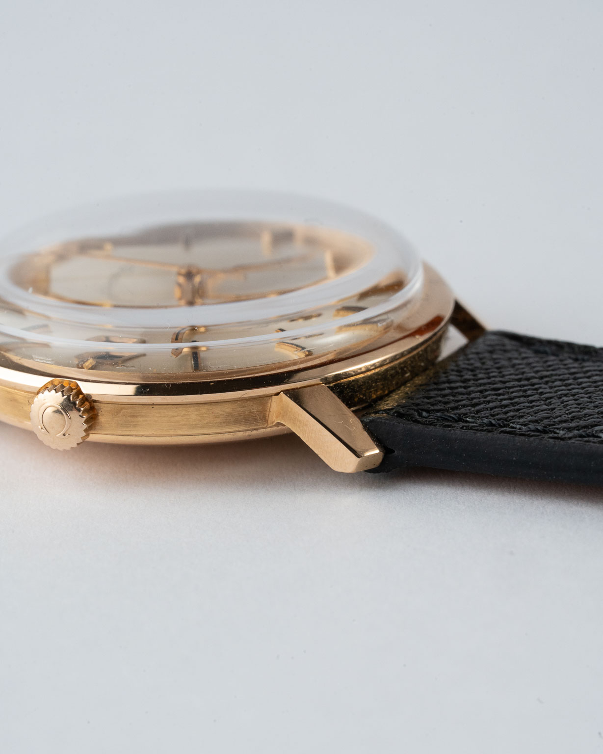 Vintage Omega Genéve 18k Rose Gold dresswatch with box and papers 162.033 from 1970 lug 4