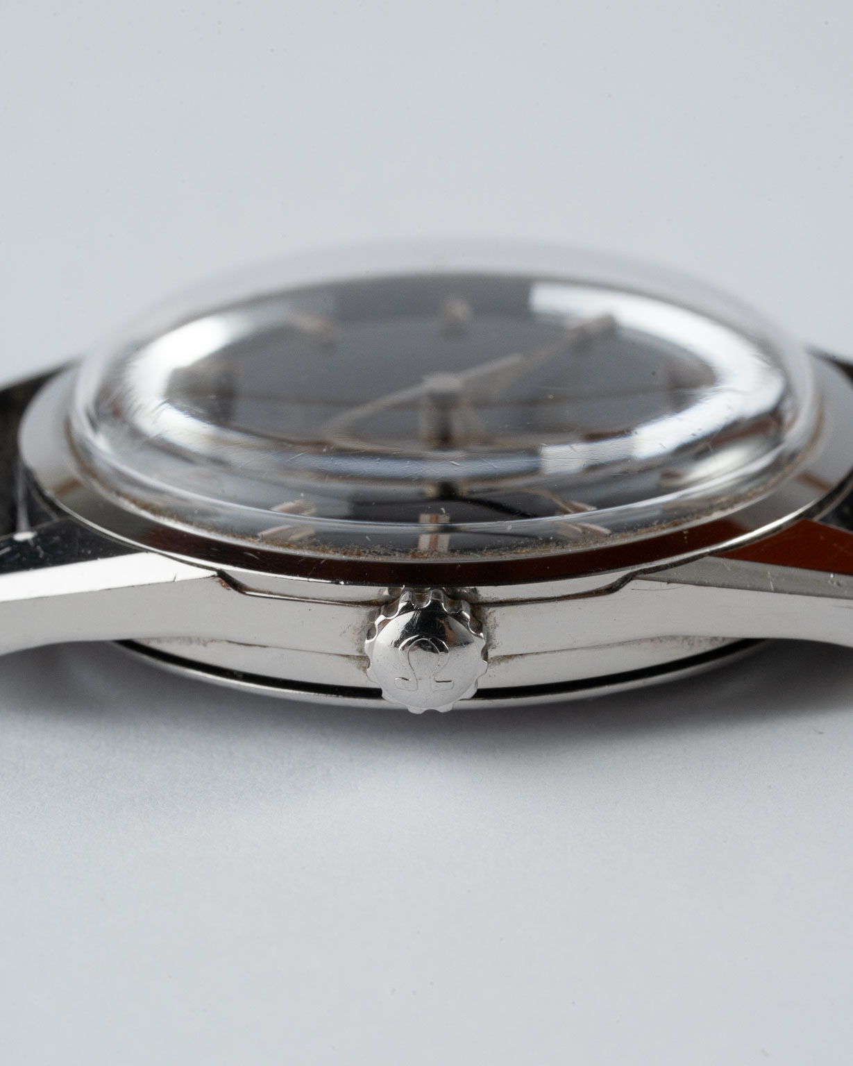 Vintage Omega Seamaster with black gilt dial 14700 from 1959 crown