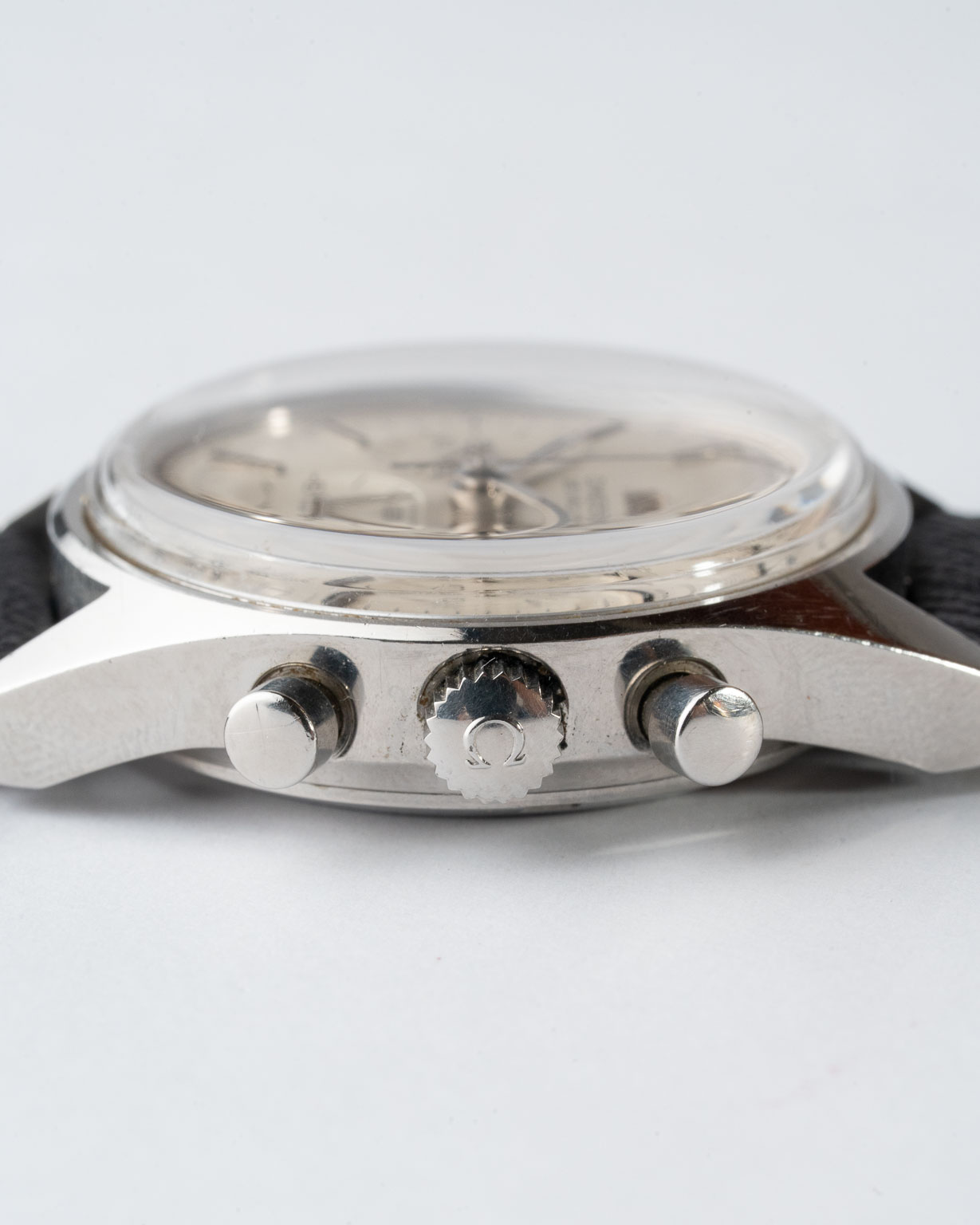 Omega De Ville Cronógrafo con esfera plateada y calibre 861 referencia 145.018 de 1968 corona