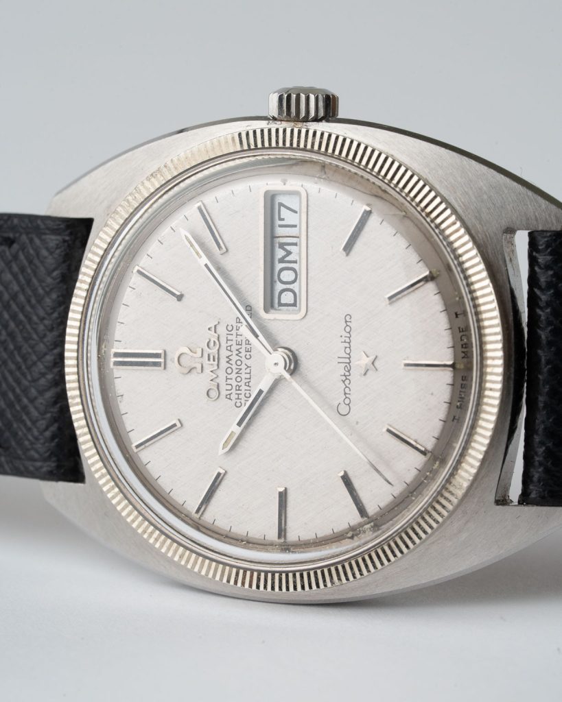 Vintage Omega Constellation C-shape grey linen dial with white gold fluted bezel in NNOS case 168.029 from 1969 laying dial
