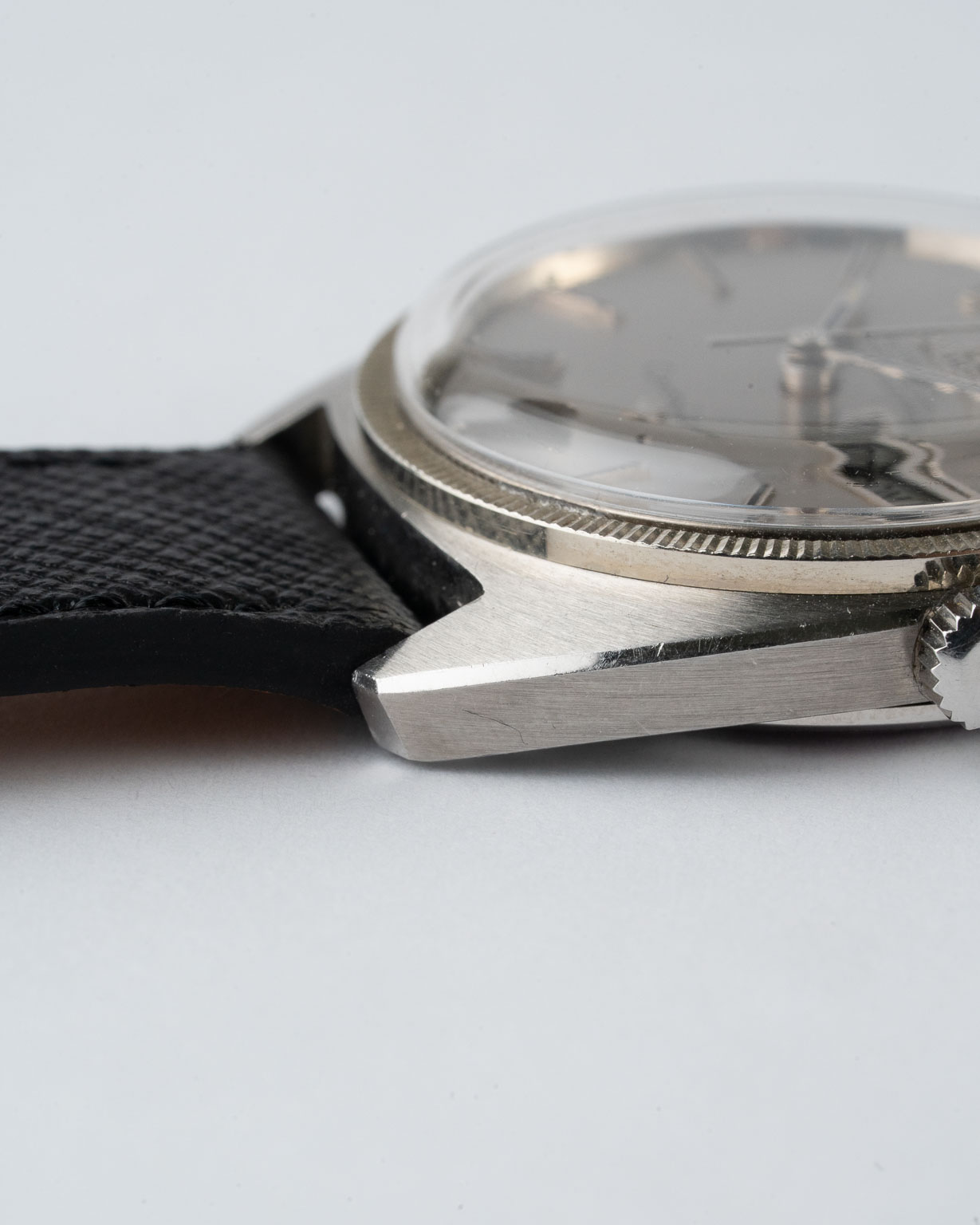 Vintage Omega Constellation C-shape grey linen dial with white gold fluted bezel in NNOS case 168.029 from 1969 lug 3