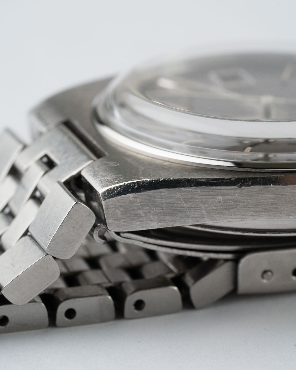 Vintage Omega Seamaster Quartz with brown dial in stainless steel 196.0083/396.0852 from 1977 watch lug