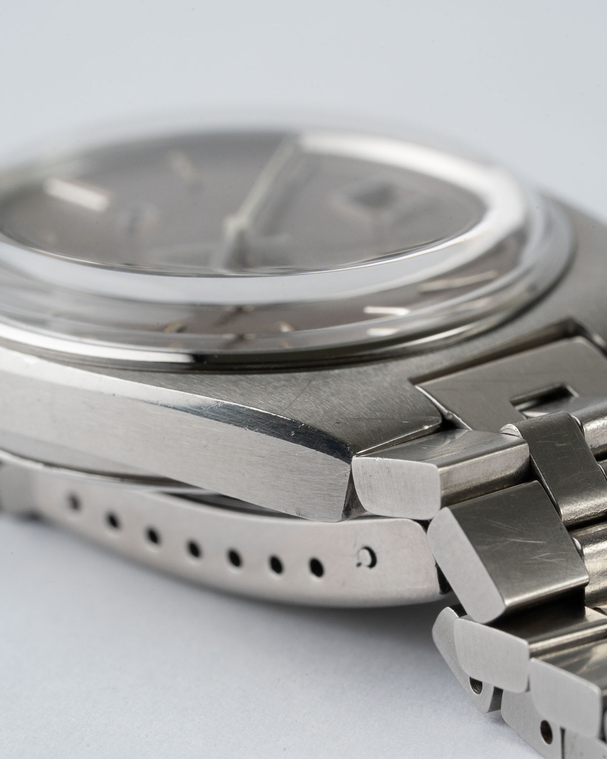 Vintage Omega Seamaster Quartz with brown dial in stainless steel 196.0083/396.0852 from 1977 watch crystal