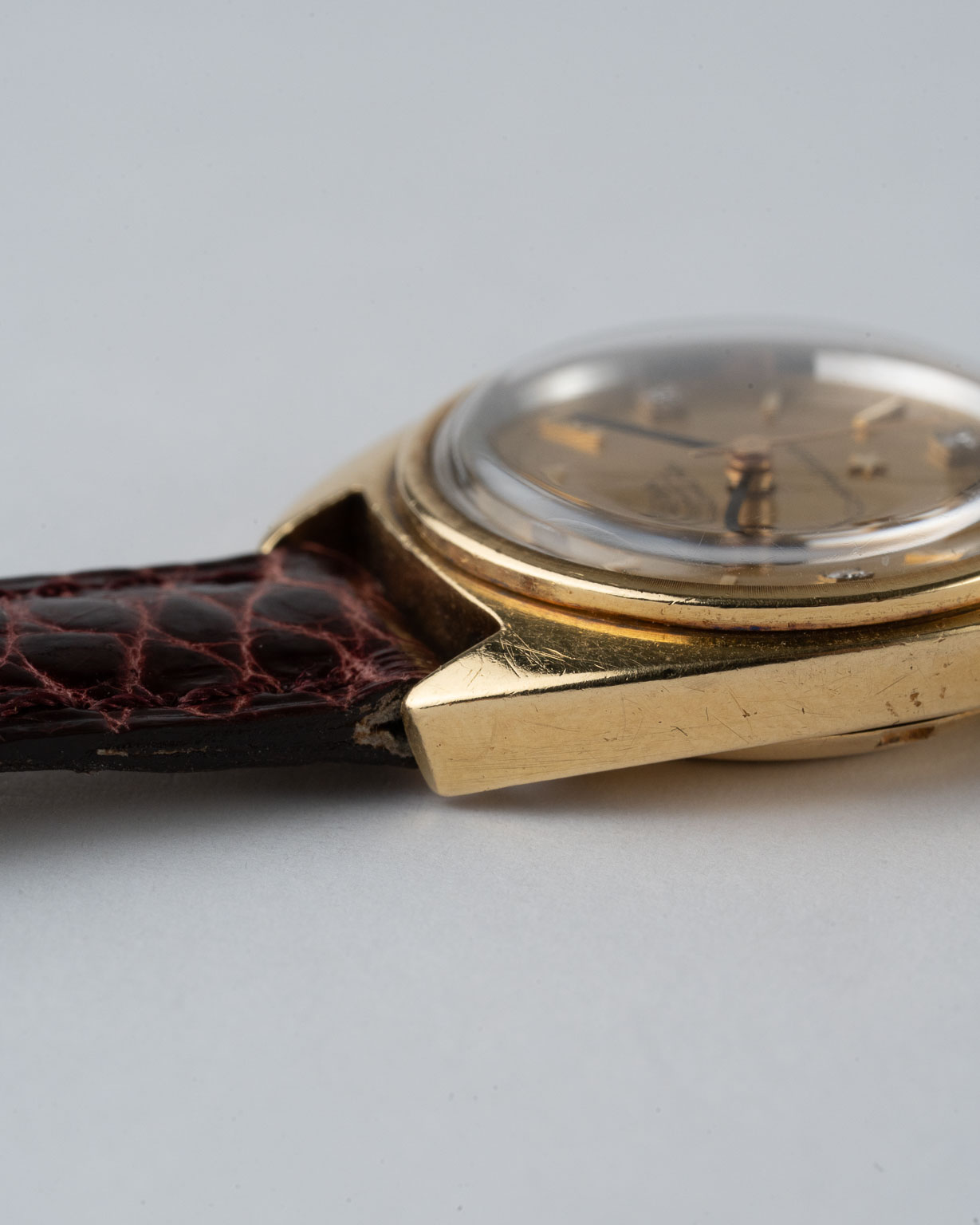 Vintage Omega Constellation C-shape Ladies 18k Yellow Gold with Diamond dial 567.001 from 1966 lug