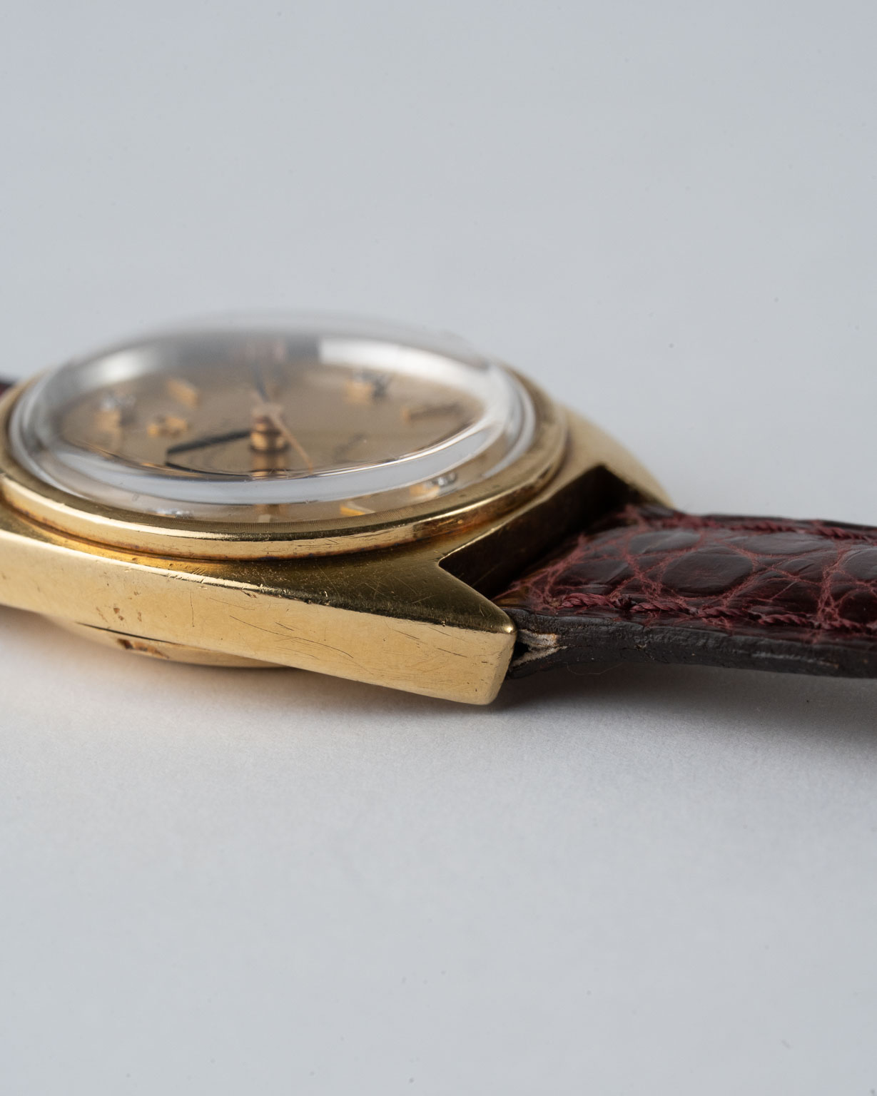 Vintage Omega Constellation C-shape Ladies 18k Yellow Gold with Diamond dial 567.001 from 1966 lug 2