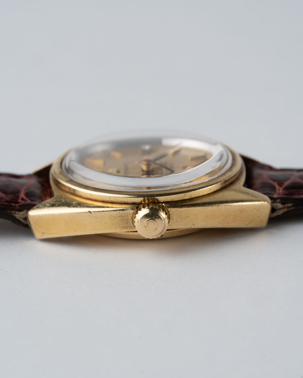 Vintage Omega Constellation C-shape Ladies 18k Yellow Gold with Diamond dial 567.001 from 1966 crown